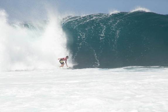 Pupo enfrenta o mar na praia de Pipeline, na North Shore de Oahu, no Havaí - foto de Laura Schunemann